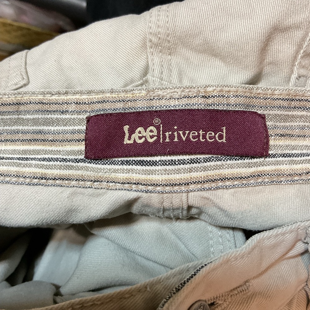 Lee Riveted Tan Cargo Shorts - Picture 4 of 5